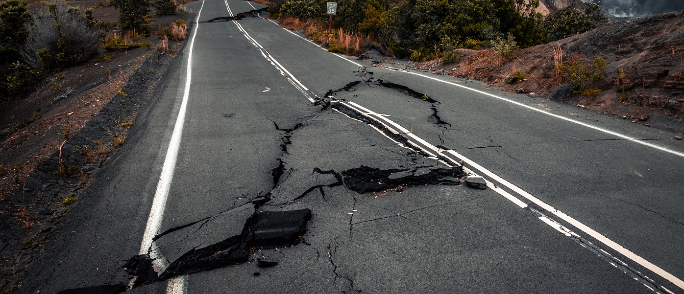 Beschädigte Straße Erdbeben