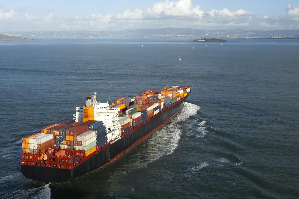 Versichertes Containerschiff im Meer