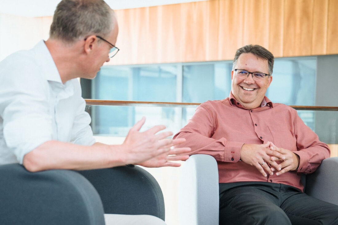 Matthias Müller im Gespräch mit Kollegen