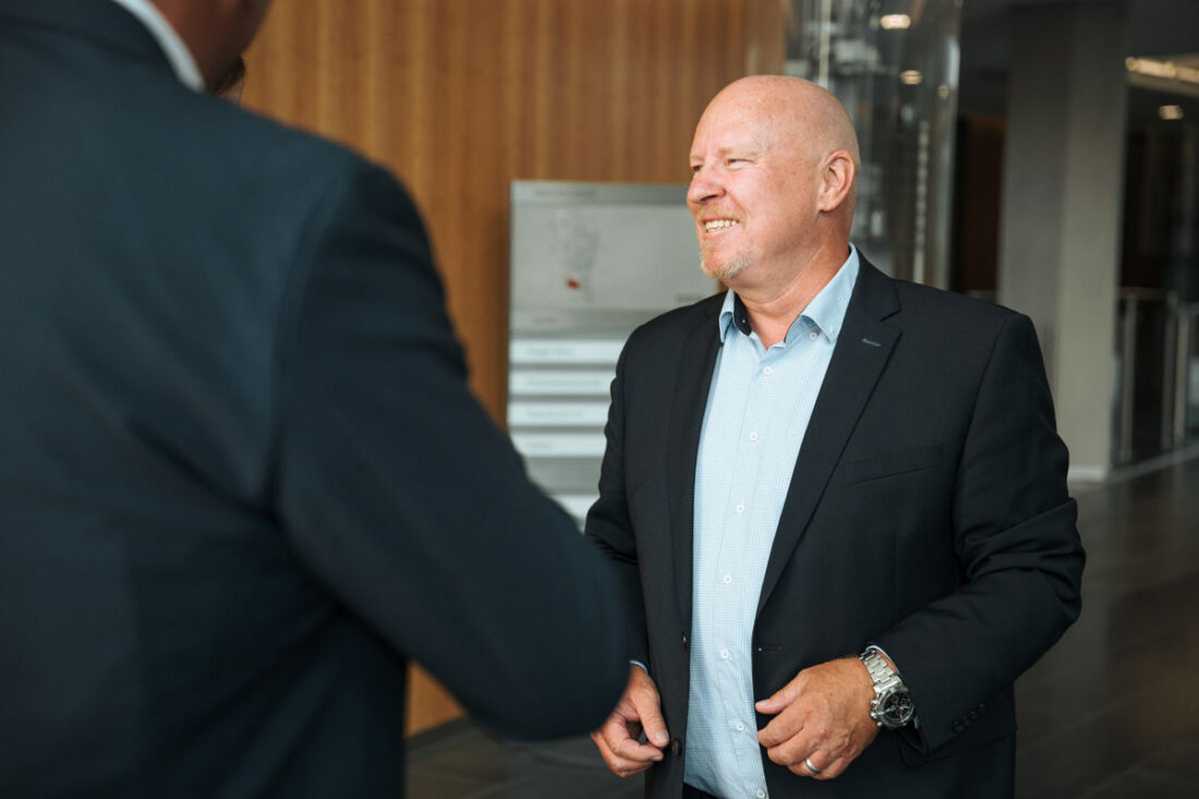 Thomas Steffen lächelt im Gespräch und schüttelt Hand