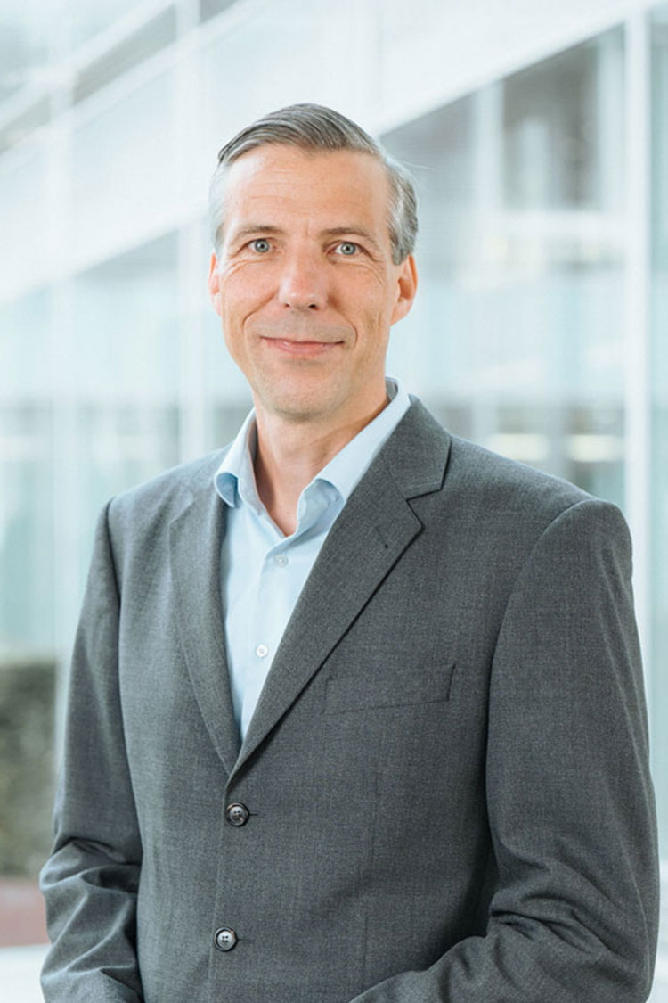 Portrait von Arne Linke, Geschäftsführer der Köln.Assekuranz Agentur