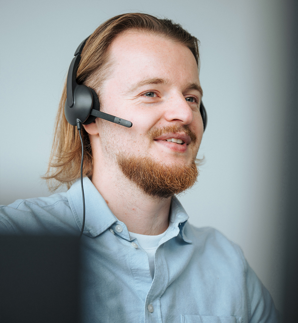 Mitarbeiter der KA telefoniert mit Headset