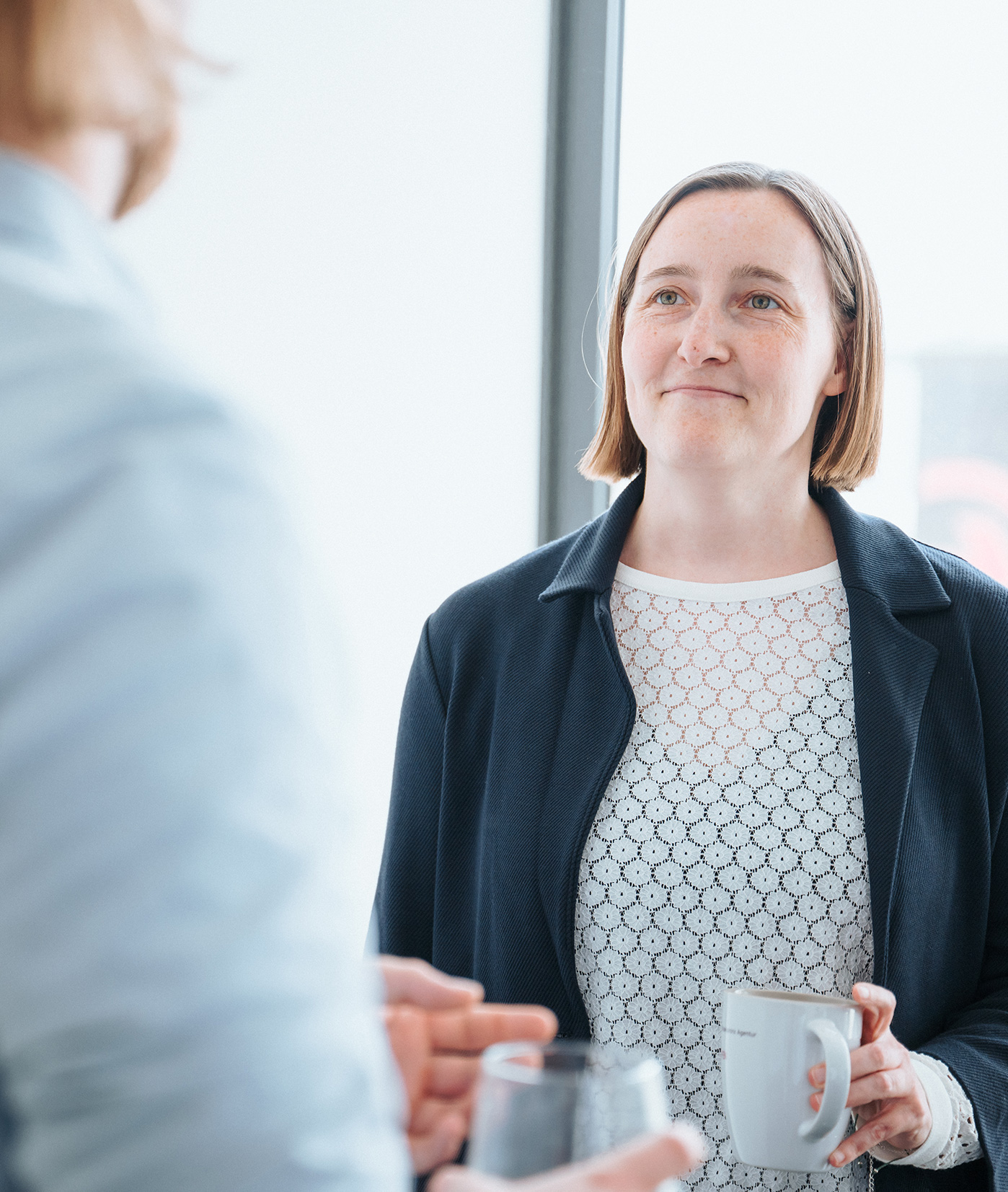 Mitarbeiterin mit Kaffee