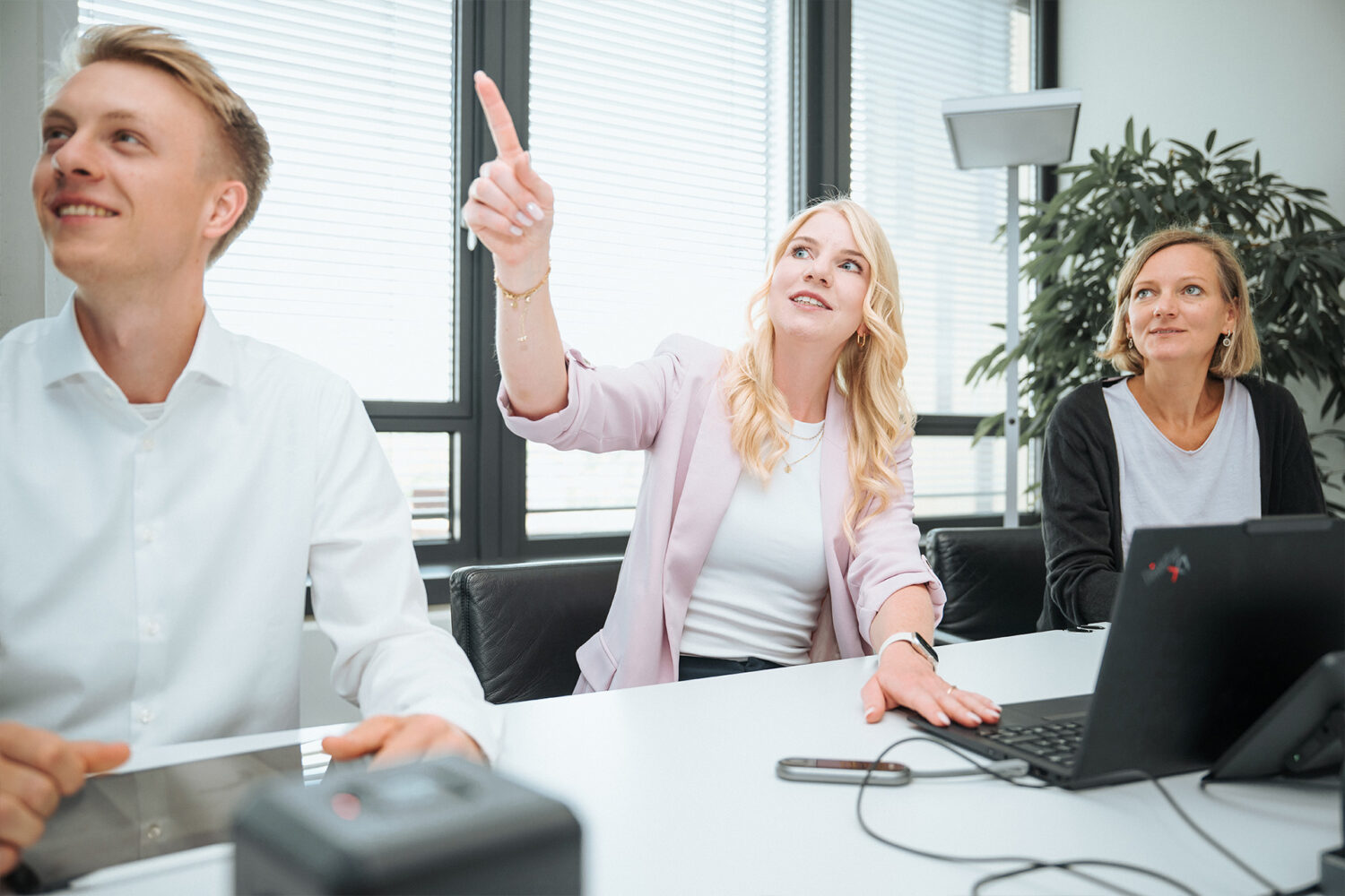 Wissenschaftlerin zeigt im Meeting nach oben