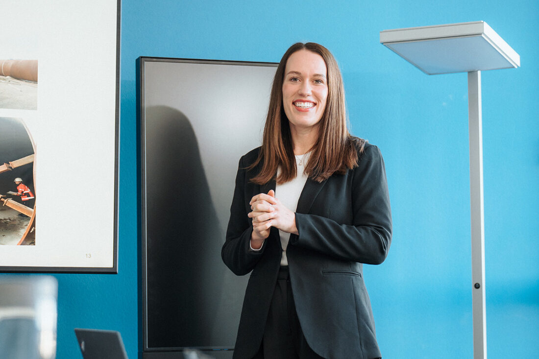 Mitarbeiterin hält Präsentation im Anzug